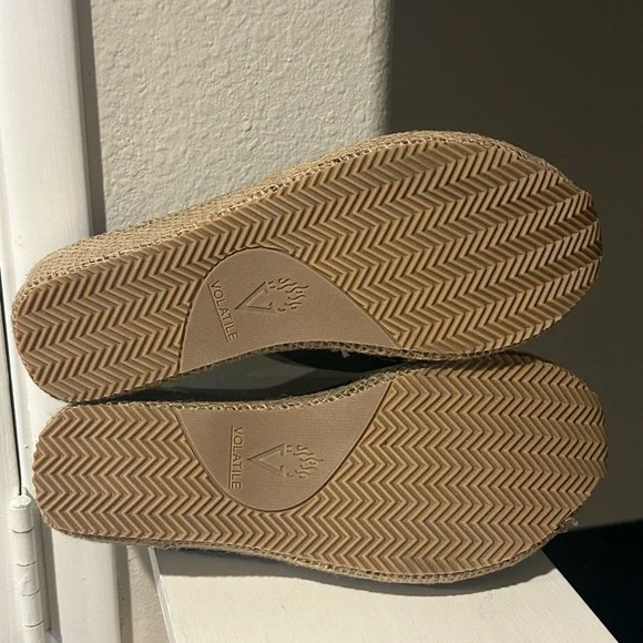 Volatile Tulane Sandals Womens Sz. 10 Black/tan Platform Wedge Thong Flip Flop - Picture 8 of 9